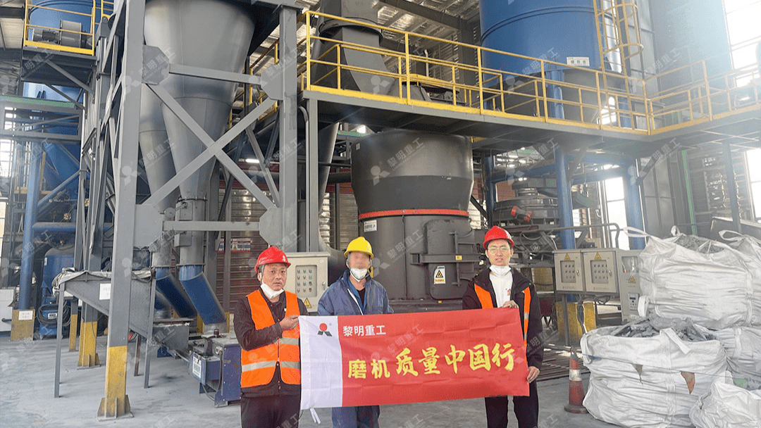 工程师正在维护磨粉机核心部件